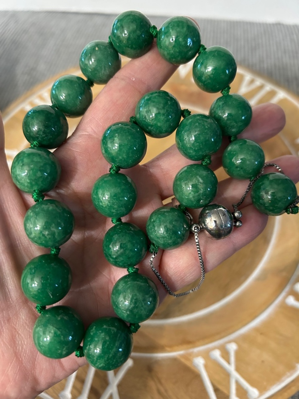 green stone necklace with magnetic clasp possibly jadite 22” knotted